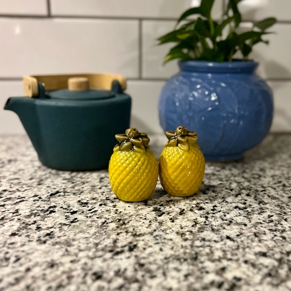 Ceramic Pineapple Salt and Pepper Shakers Yellow 2 Piece Set Brand New in box - Picture 7 of 11